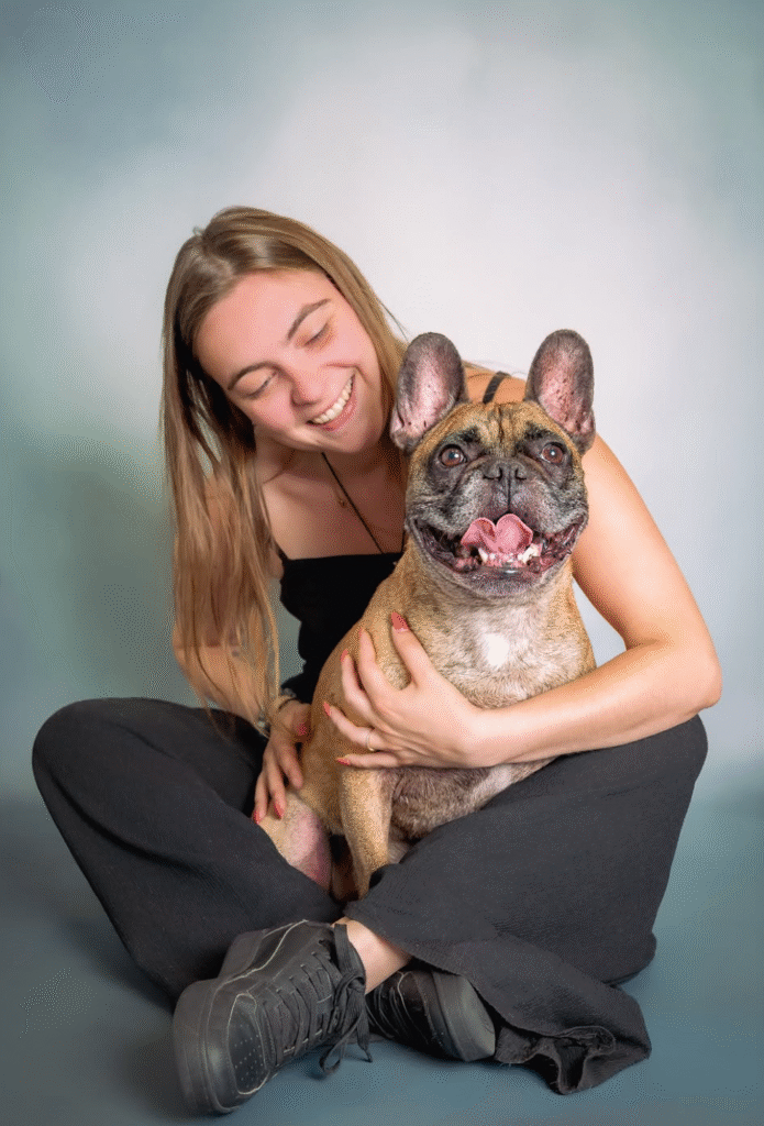 Photo de Laura et Django son chien